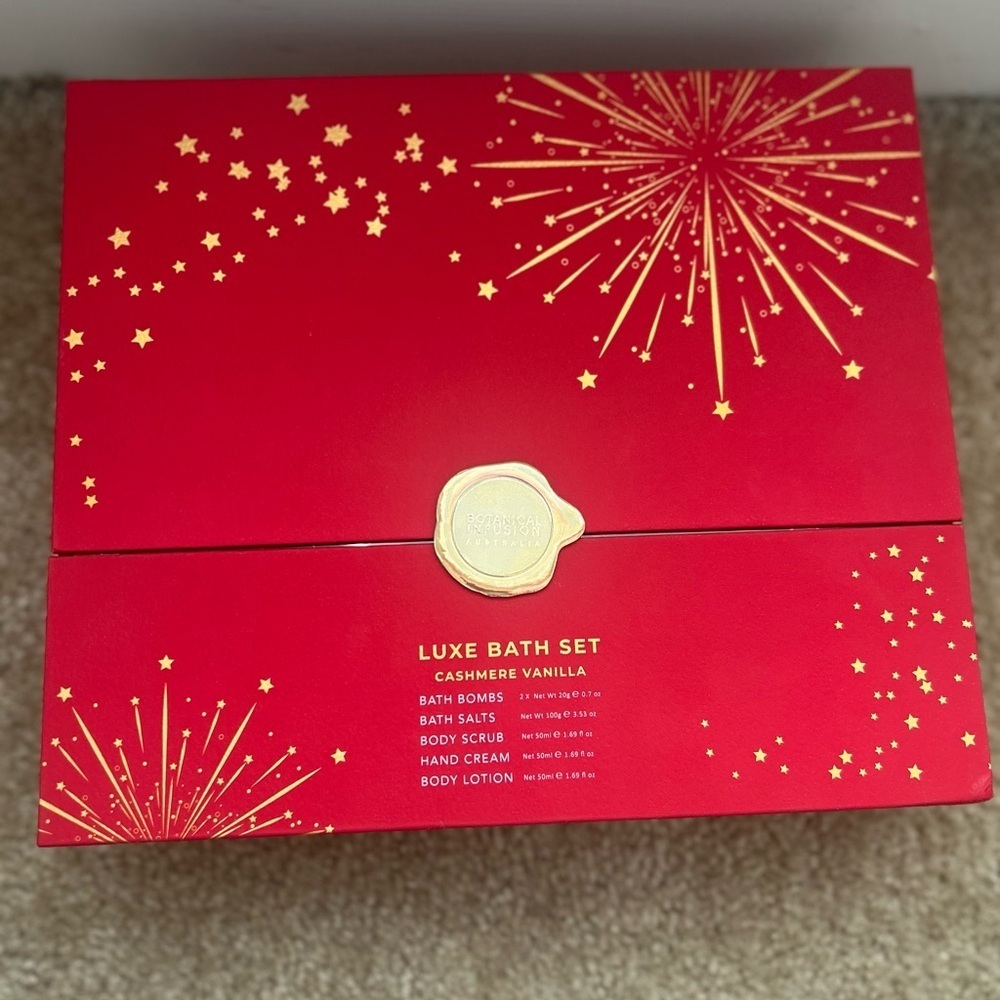 NEW Cashmere Vanilla Luxe Bath Gift Set Bath Bombs Lotion Scrub - Picture 2 of 4